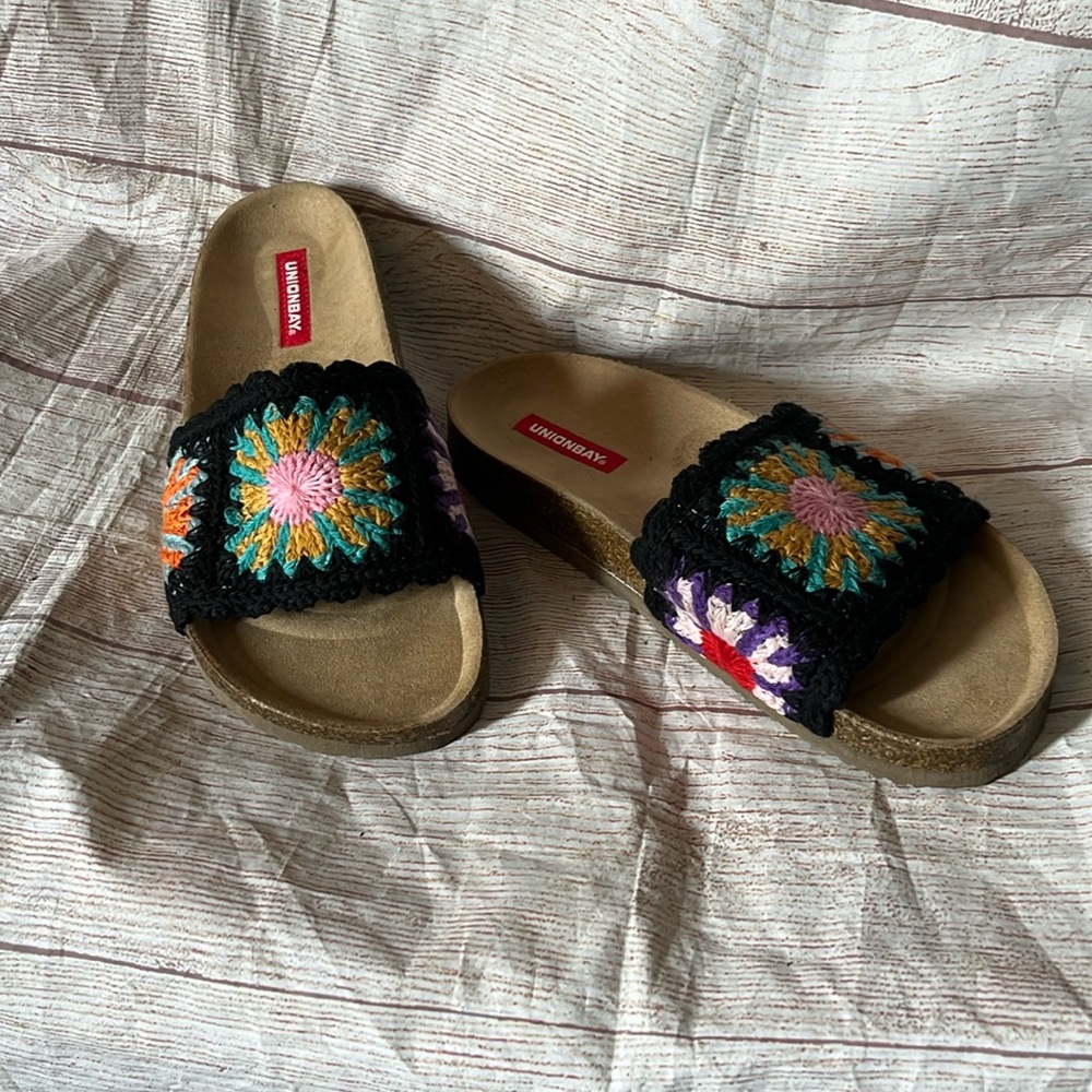 Union Bay knitted size 71/2 black mix colors